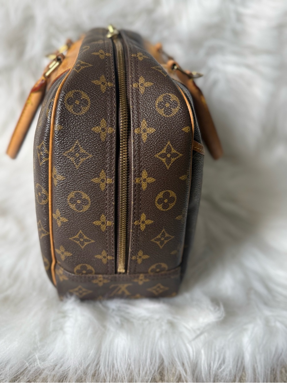 Vintage Louis Vuitton Deauville Monogram Canvas Honey Patina Clean Interior - Picture 4 of 16